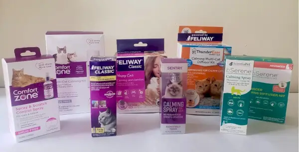 Un assortiment de diffuseurs et sprays de phéromones pour chats