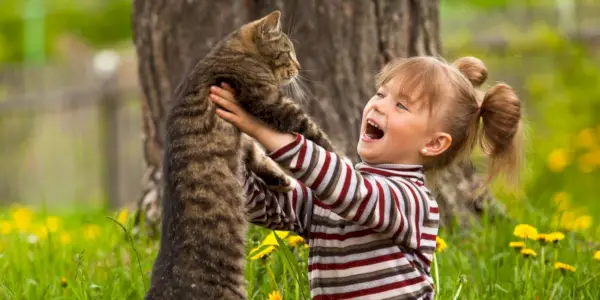 menina brincando com um gato.