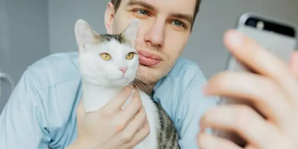 Katze und Mann zusammen.