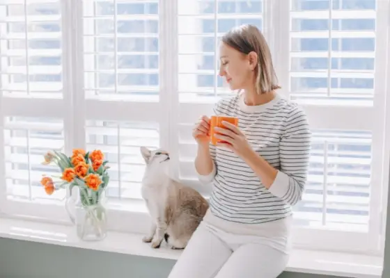 Mulher sentada e conversando com seu gato