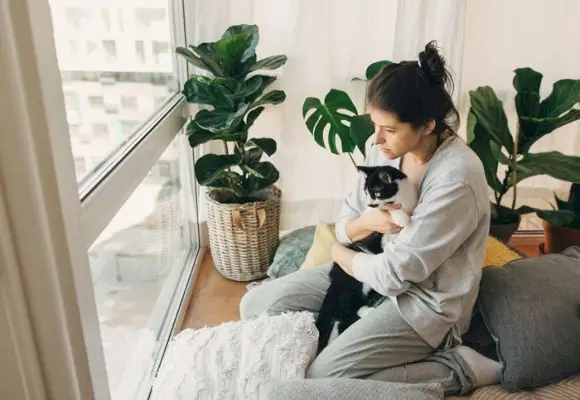 Imagen de una mujer pasando tiempo de calidad con su gato, mostrando el vínculo especial que existe entre ellos.