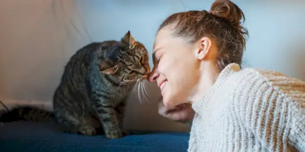 femme qui lèche un chat