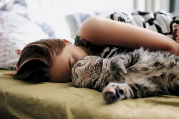 Femme créant des liens avec un chat.