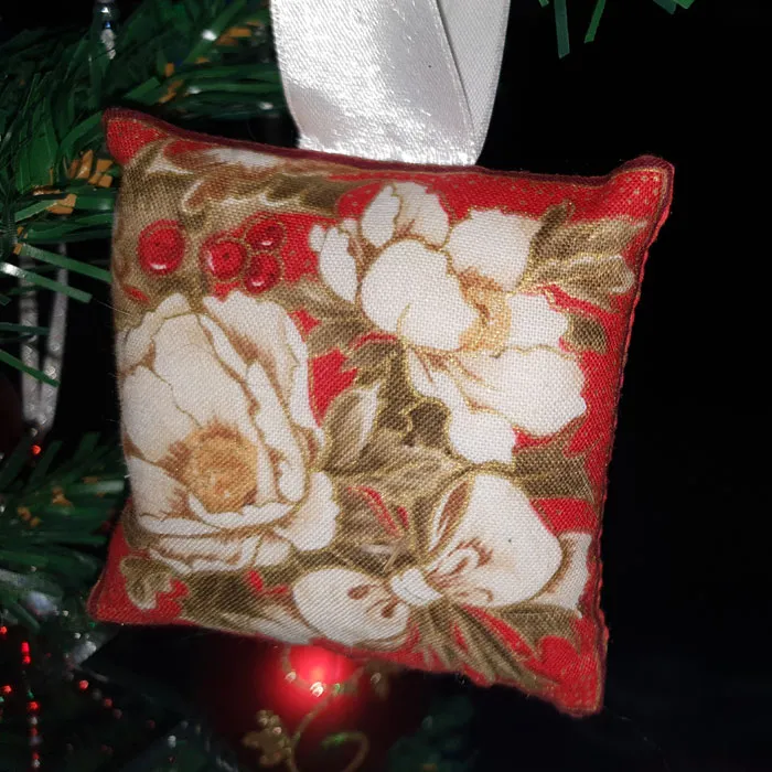 17+ nápadů na sváteční dekorace bezpečné pro kočky (ilustrovaný průvodce)' title=