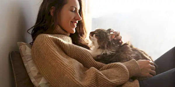 señora abrazando al gato