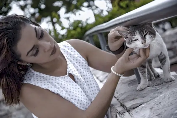 Junge Frau holt eine verlorene Katze auf