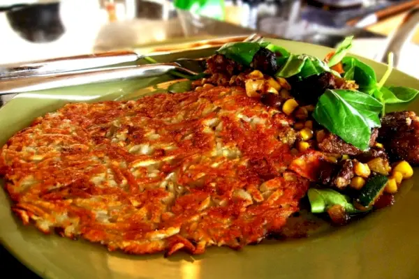 Stegt hashbrowns på en tallerken