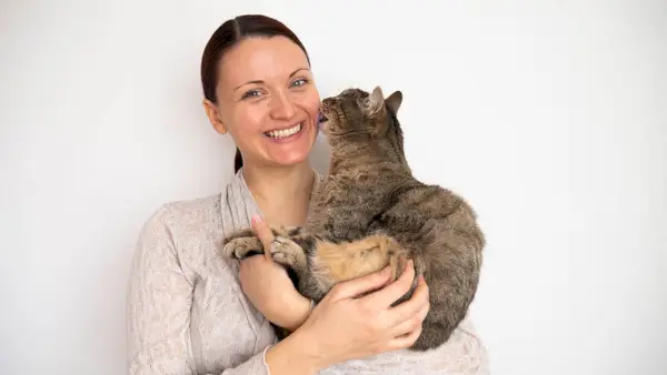 femme qui lèche un chat