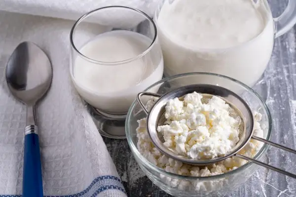 fermentierter Getränkekefir in einem Glas und Quark in einer Glasschüssel