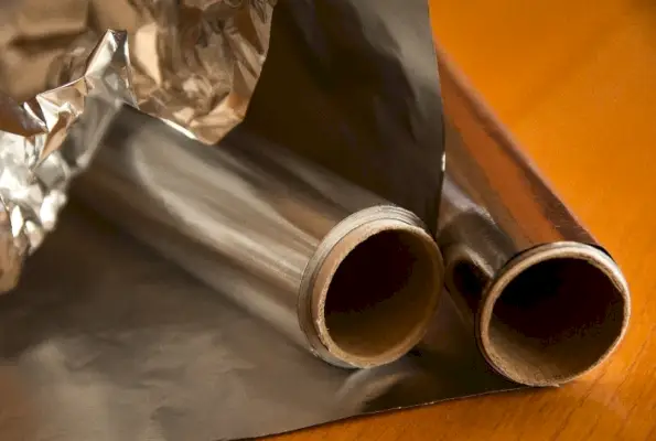 Rollen aus Aluminiumfolie auf der Theke