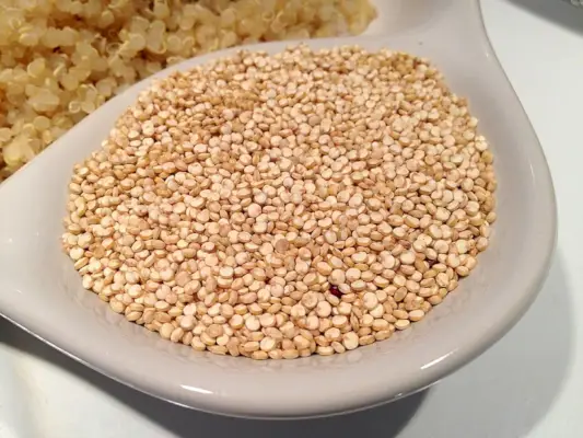 Quinoa-Samen auf einem weißen Teller