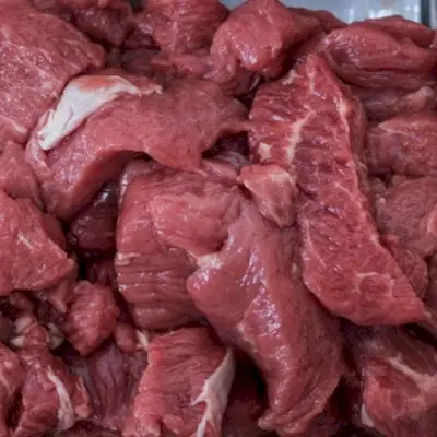 Trozos de carne sobre una mesa