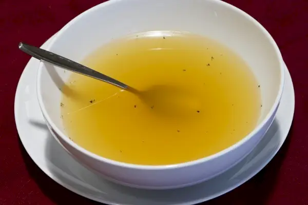 Sopa de caldo de pollo en un bol