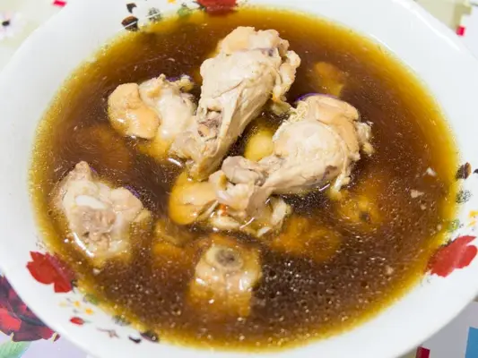 sopa de pollo al estilo chino en un tazón