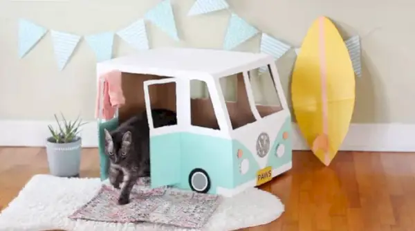 Casa para gatos con autobús de cartón