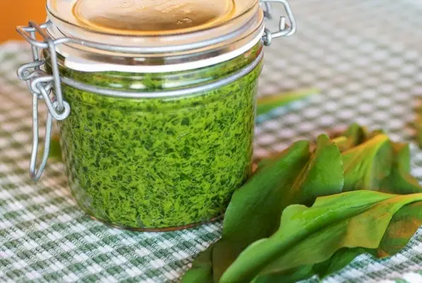 pesto fatto in casa in contenitore di vetro