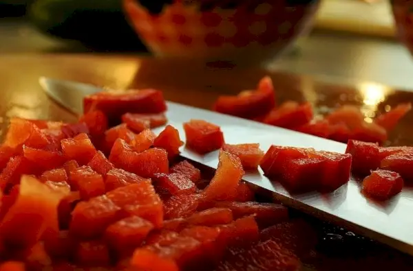 Wassermelone in kleine Stücke geschnitten