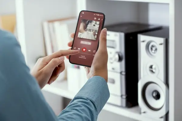 femme jouant de la musique sur son téléphone