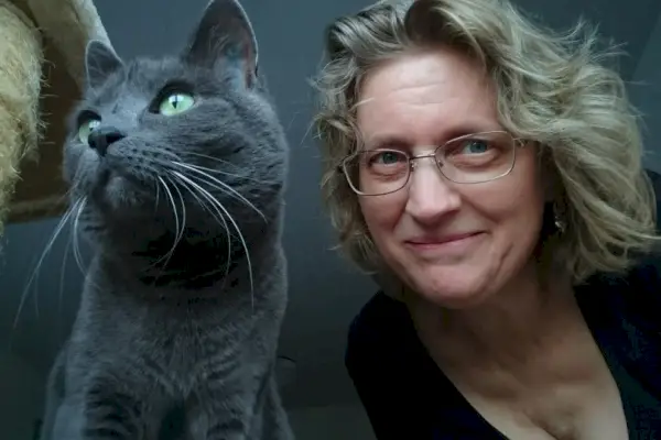 Frau posiert mit Katze