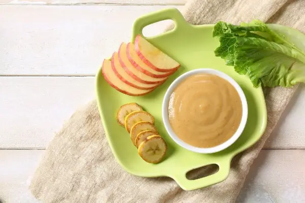 comida para bebés en una mesa de madera