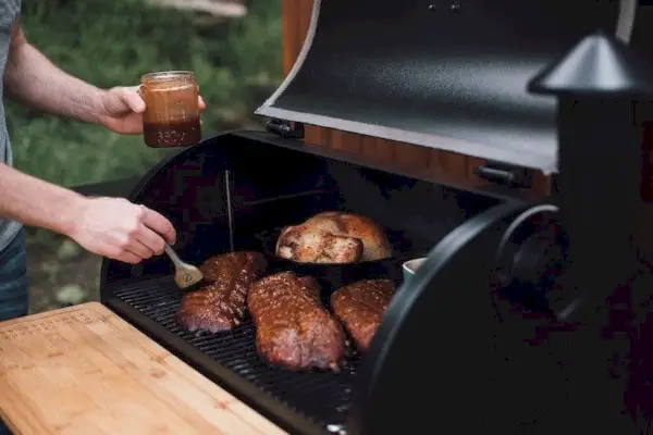 ant grotelių šonkauliukų tepamas barbekiu padažas