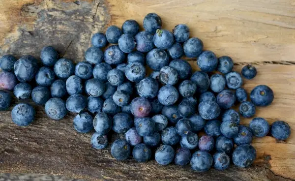 Blaubeeren Blaubeere auf Holztisch