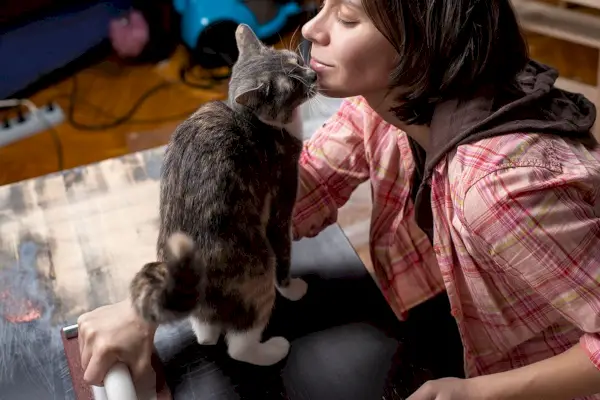 mujer con olor a gato