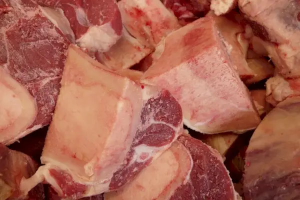 Rinderknochen für die Zubereitung von Rindfleisch- und Gemüsesuppe