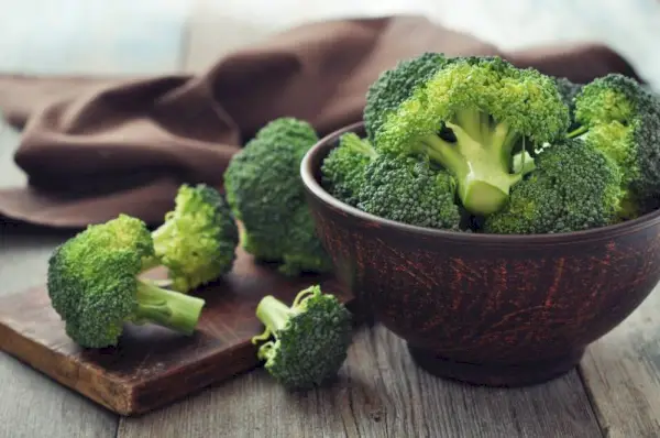 Buchet de broccoli verde proaspăt pe farfurie maro pe fundal de lemn