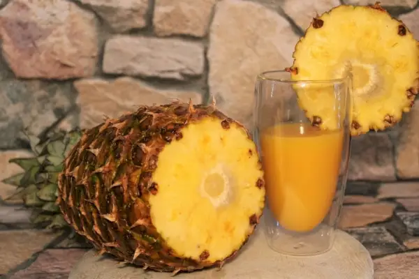 Succo d'ananas spremuto da ananas fresco