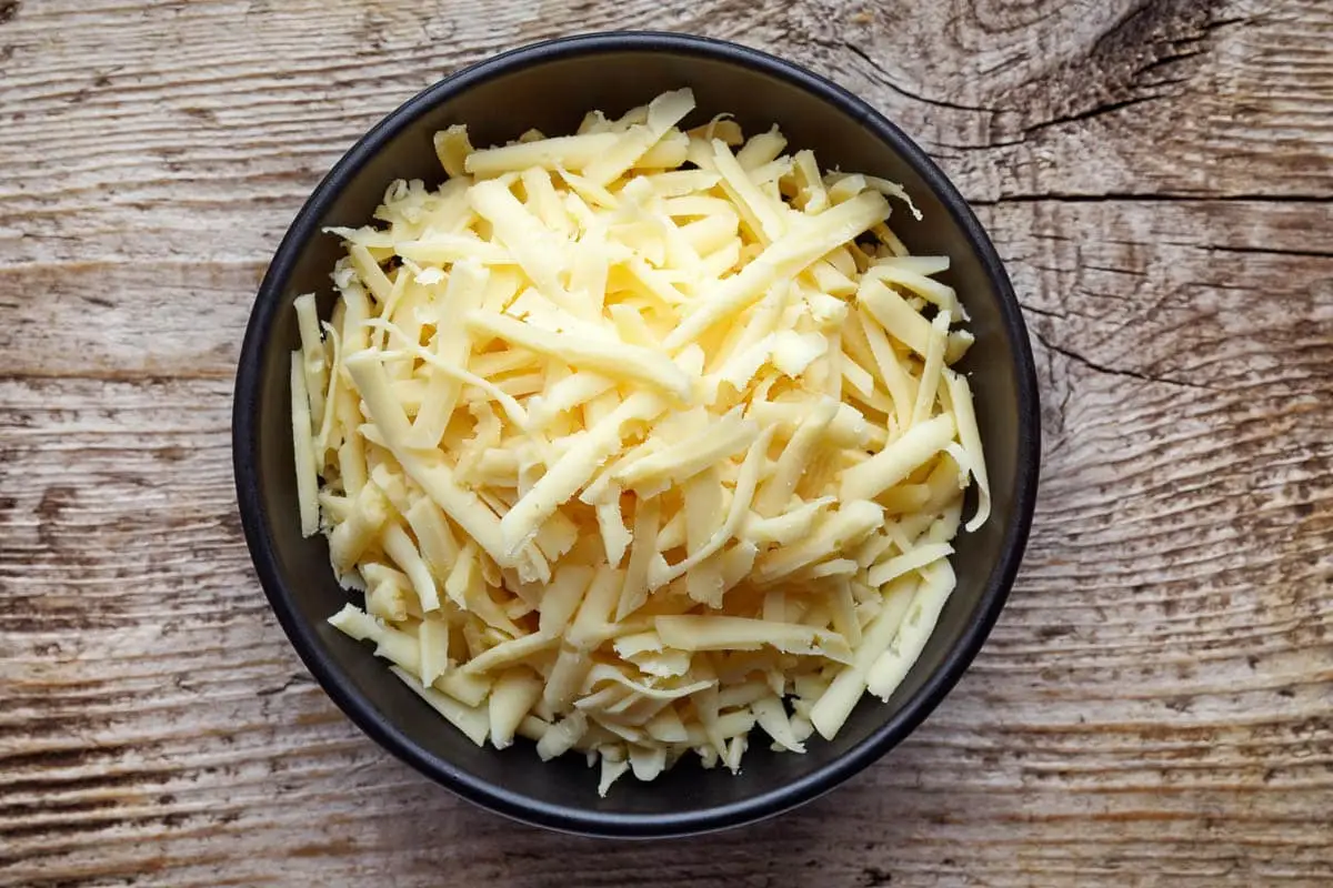 Cats can eat cheese