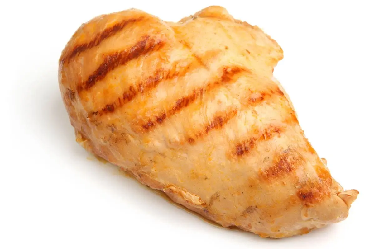 Cats can eat cooked chicken breast