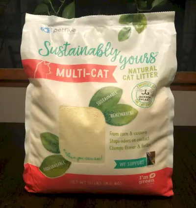 Ena od sort Sustainably Yours Litter je Multi-Cat Formula.