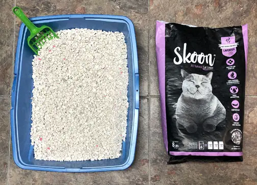 Probamos la arena con aroma a lavanda Skoon durante varias semanas en un hogar con varios gatos.