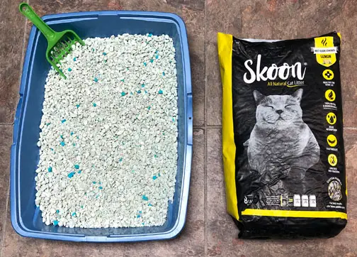 Vi testet Skoon Lemon-Scented Litter i flere uker i et flerkattehjem.