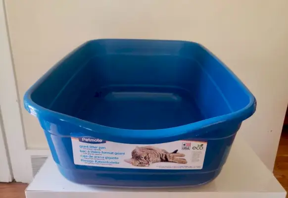 Vista frontal de la caja de arena para gatos gigante Petmate