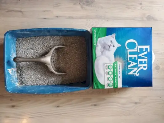 Arena para gatos de arcilla aglomerante premium sin perfume extrafuerte Ever Clean