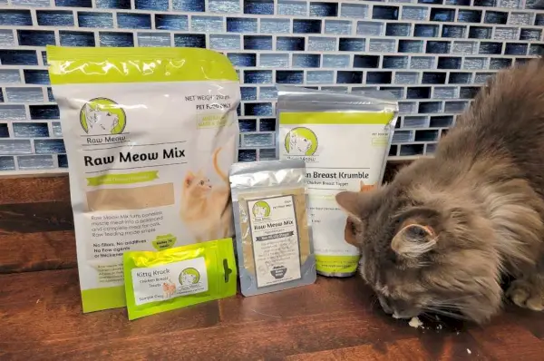 Revisión de comida para gatos Raw Meow: el gato esponjoso sabe la mezcla Raw Meow y los alimentos krumble